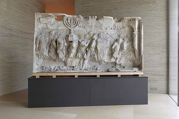Entrée zur Ausstellung: Siegeszug der Römer, Relief, 1. Jh. (spätere Gipsnachbildung), Foto: Lothar Schnepf