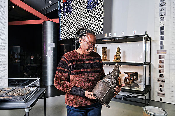 Geraubtes Erbe: Kunsthistorikerin Peju Layiwola mit Benin-Bronze