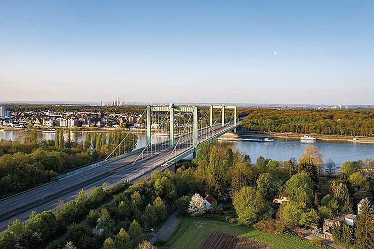 Bald achtspurig? Mehrere Initiativen machen gegen den Ausbau der Rodenkirchener Brücke mobil, ©Superbass / CC-BY-SA-4.0 (via Wikimedia Commons)
