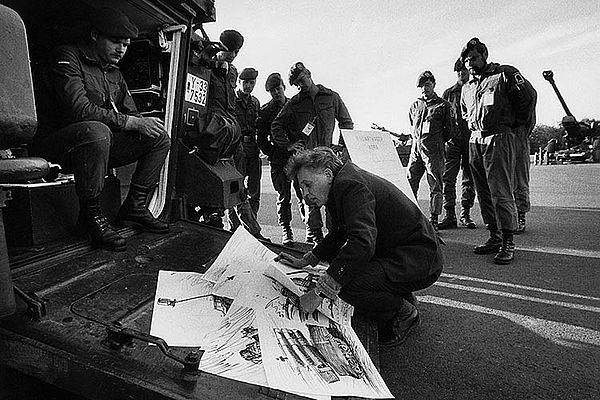 Der Aktivist als Schlachtenmaler: Norman Junge beim NATO-Manöver, Foto: Axel Krause