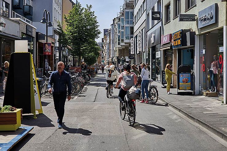 Friedliche Koexistenz: Rad- und Fußverkehr auf der sommerlichen Ehrenstraße, Foto: Thomas Schäkel