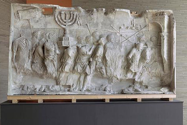 Der Gipsabguss eines Reliefs aus dem Titusbogen in Rom zeigt den Siegeszug der Römer mit Kultgeräten aus dem Tempel in Jerusalem nach der Eroberung der Stadt.