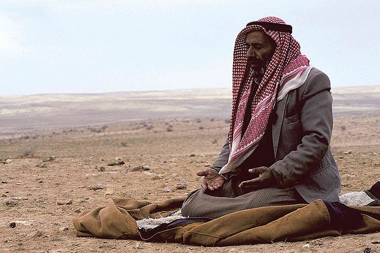 Der Mann aus Nordsyrien betet und sagt gerade ein Duaa ­— ein Wunsch an Gott. © Megumi Yoshitake