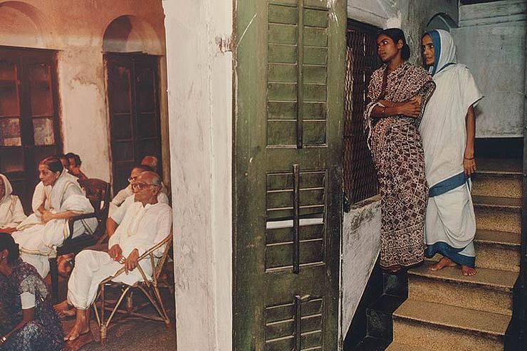 Raghubir Singh, Beschäftigte in einem Haushalt, Kalkutta, 1986, © Succession Raghubir Singh 
