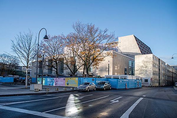 Die Sanierung von Oper und Schauspiel ist der ­Dauerbrenner unter den Kölner Großprojekten. Nach erfolgreichem Bürger­protest beschloss der Stadtrat 2010 die Sanierung im Bestand anstelle eines Neubaus des Schauspiels. Nach drei Jahren sollte die San