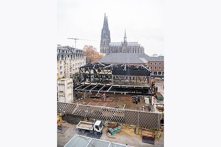 Das Jüdische Museum Miqua sollte ein Vor­zei­geprojekt werden — und eigentlich seit 2019 geöffnet sein. Aber verschiedene Probleme bei der Ausgrabung im historischen Stadtkern Kölns und mit Baufirmen haben die Fertigstellung verzögert. Zuletzt mus
