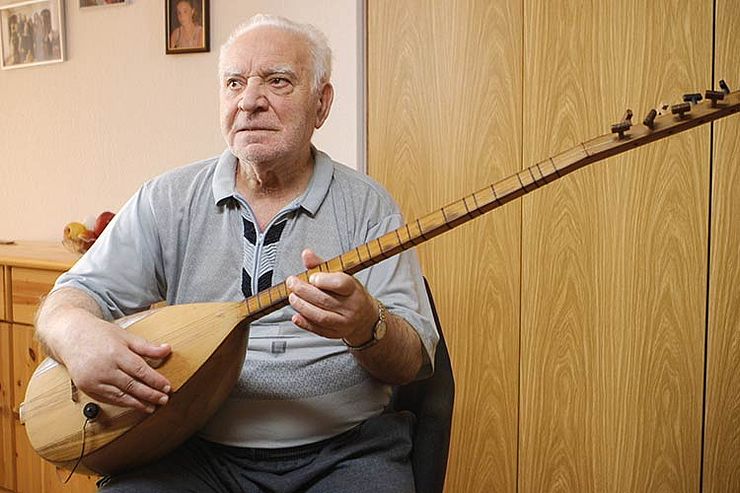 Er wusste, welche Lieder gespielt werden müssen: Metin Türköz; Foto: Moritz Gröne / Daniel Poštrak