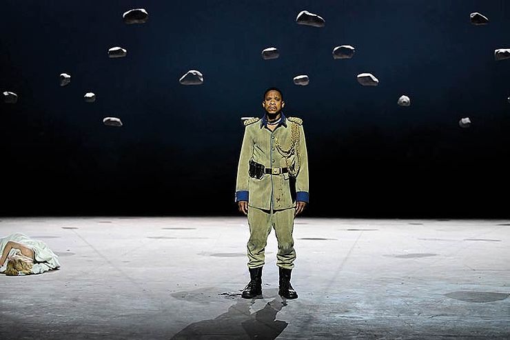 »Othello«: Bongile Mantsai am Schauspiel Düsseldorf; Foto: Sandra Then