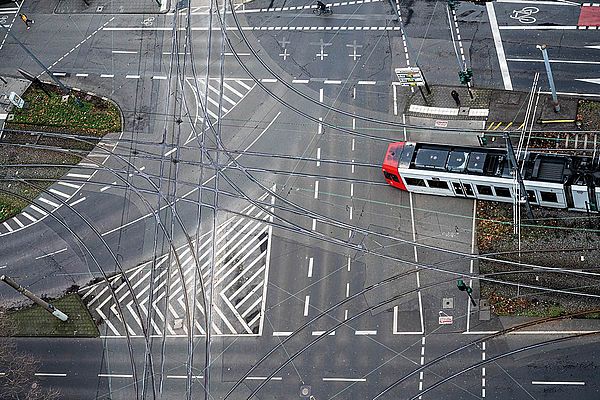 Wimmelbild: Finden Sie die verspätete Stadtbahn