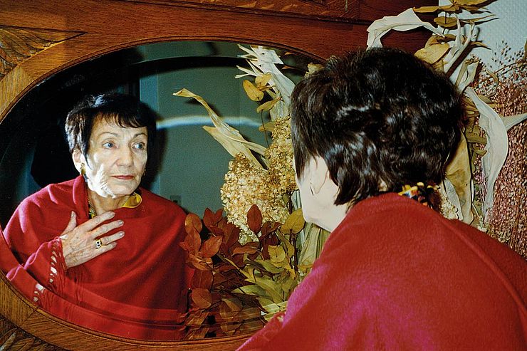 Ursula vor ihrem Selbstporträt: C’est moi. Et alors? / Das bin ich. Na und?, 1996, Foto: Tamara Voss