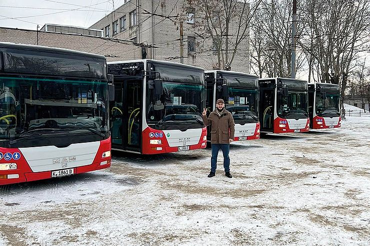 Fünf Kölner Busse sind in Dnipro eingetroffen: Handyfoto von Volodymyr Miller an Andreas Wolter  Foto: Miller / privat