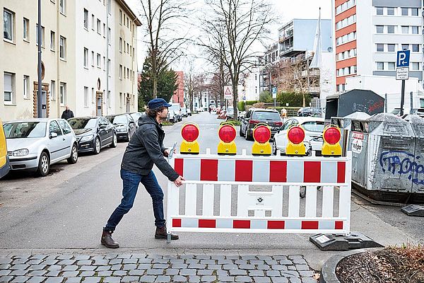 Durchfahrt verboten: Die Lindenbornstraße in Ehrenfeld wird morgens und nachmittags gesperrt 