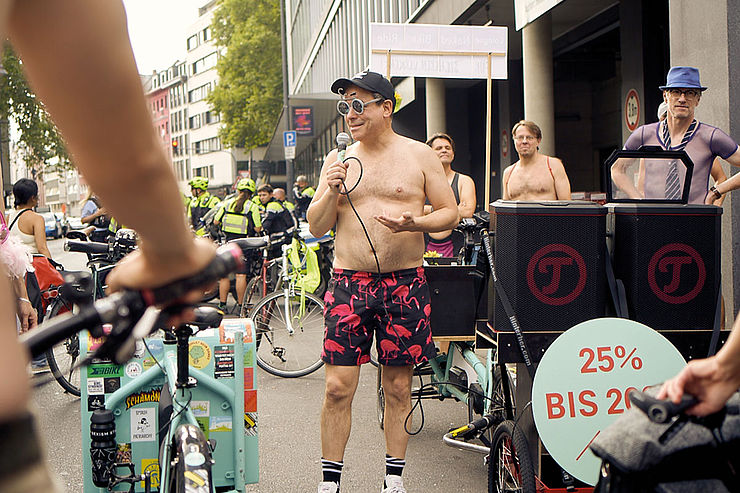 »Natürlich auch ein Hingucker«: Naked Bike Ride in Köln, © Janos Buck