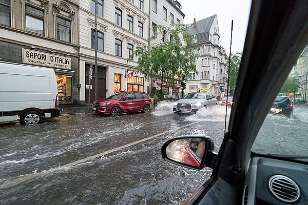 Abfluss verstopft: Starkregen trifft Städte immer häufiger und heftiger, Foto: Stefan Bernsmann / Pixabay