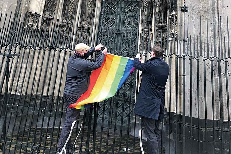 »Aus der Bibel lässt sich keine Diskriminierung ableiten«: Dom mit Regenbogen, Foto:privat / Liebe gewinnt