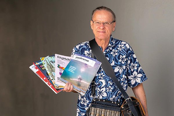 Walter Hoischen hält Magazine in der Hand für den straßenverkauf