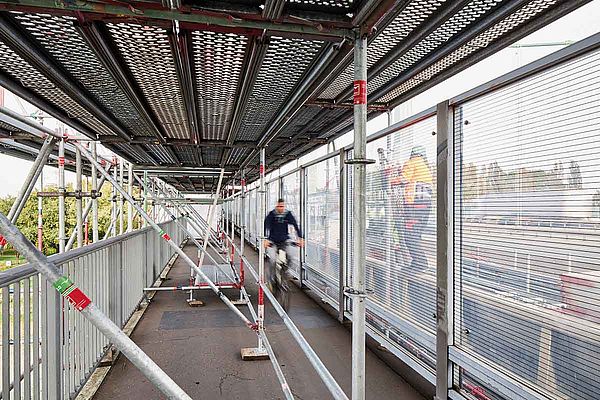 Tunnelblick: Engstelle für Fußgänger und Radfahrer auf der Rodenkirchener Brücke  