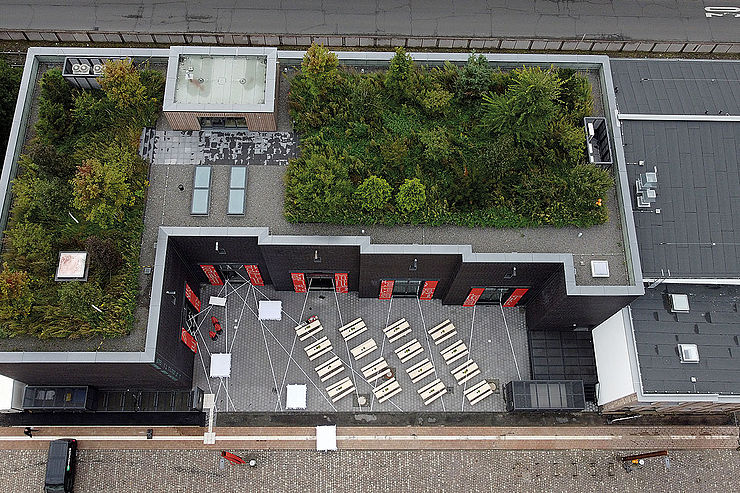 Drohnenbild vom Neubau: 30 symbolhafte Bäume auf dem Dach, Foto: Hendrik Fellerhoff / Akademie für Theater und Digitalität