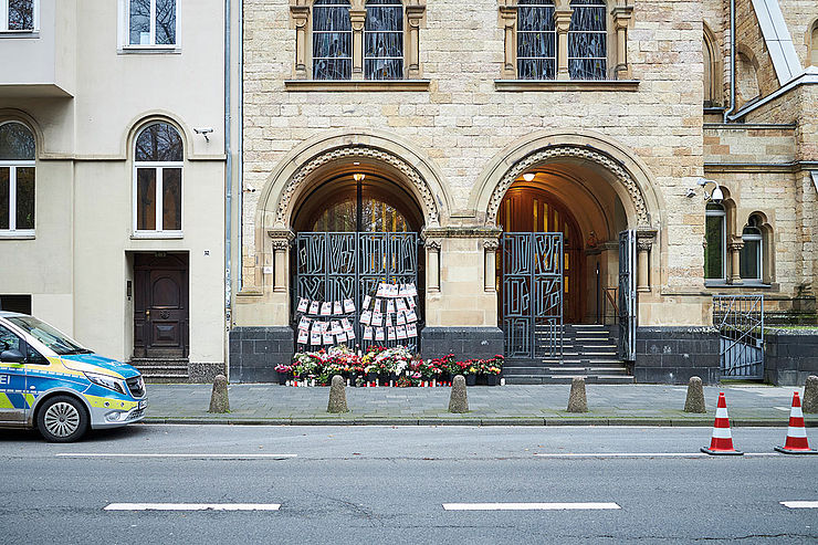 Polizeischutz und Gedenken an die Opfer: Synagoge an der Roonstraße
