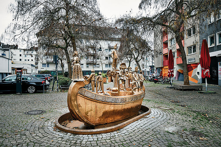 Bronzeglänzendes Narrenschiff: Karl-Berbuer-Brunnen