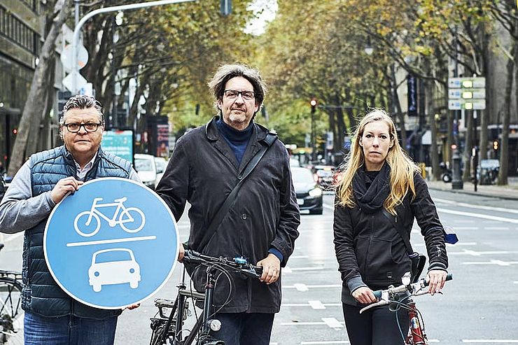 Als Initiator von #RingFrei hat ­Reinhold Goss (Mitte) die fahrradfreundliche Umgestaltung der Kölner Ringe erreicht. Seit 2021  ist er ehrenamtlicher Fahrrad­bürgermeister