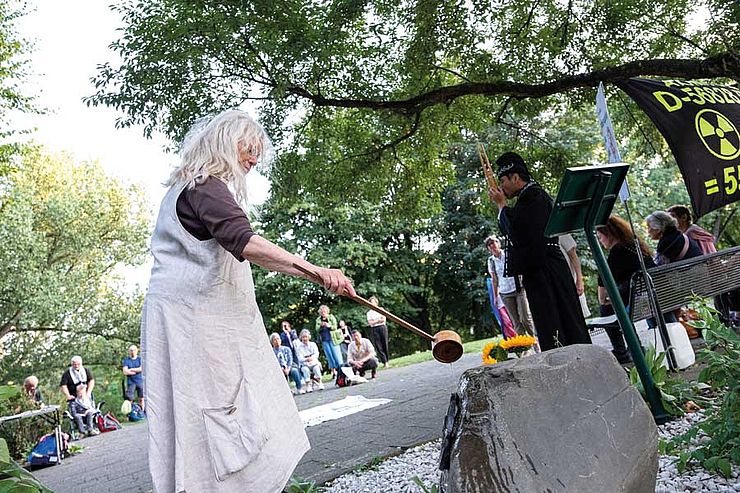 Erst Geldstrafe, dann Friedenspreis: Ariane Dettloff am Gedenkstein im Hiroshima-Nagasaki-Park 