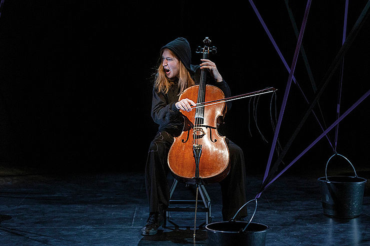 Bearbeitet ihr Instrument: Cellistin Elisabeth Coudoux  