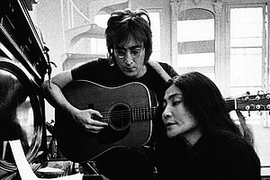 John Lennon und Yoko Ono musizieren zusammen
