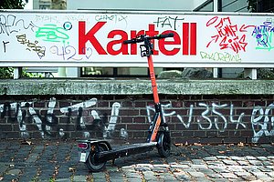 Nein, das ist kein wild entsorgter Sondermüll, das ist die Verkehrswende: Straßenszene mit E-Scooter