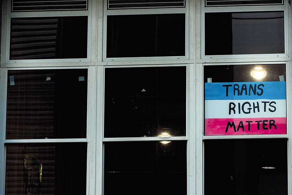 Ein Recht auf Selbstbestimmung: Das haben trans* Personen zwar, aber Beratungstermine sind rar (Foto: Pexels/Sowingseedsmedia)