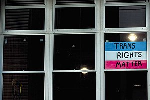 Ein Recht auf Selbstbestimmung: Das haben trans* Personen zwar, aber Beratungstermine sind rar (Foto: Pexels/Sowingseedsmedia)