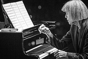 Lässt die Formen wuchern: Carla Bley, Foto: Nah Inu