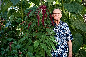 Walter Hoischen im vergangenen Jahr vor seinen »Sülzer Riesen«  