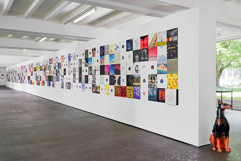 Ausstellung, Plattencover hängen an der Wand