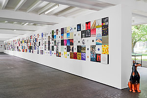 Ausstellung, Plattencover hängen an der Wand