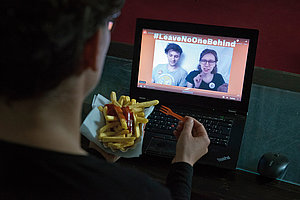 Ohne Mampf kein Kampf — Couch-Potatoes demonstrieren online