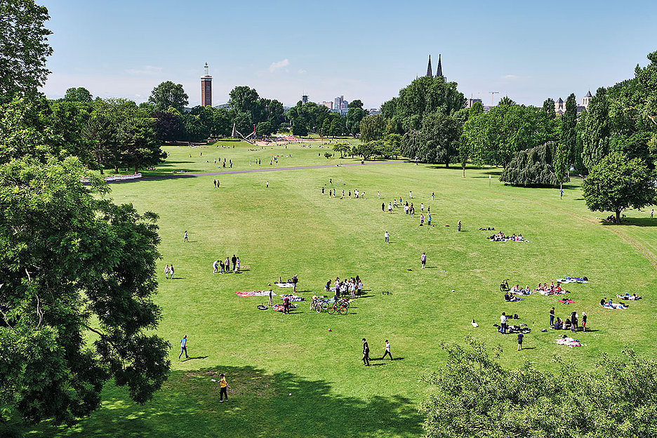 Foto: Thomas Schäkel / Stadtrevue Bald ein Fall für den Greenkeeper: Rheinpark in Deutz