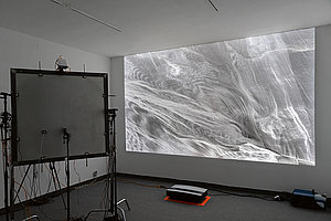 Navid Razavi, SURFACE, 2022, ausgestellt im Projektraum, courtesy Navid Razavi and Galerie Seippel