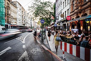 Der Schildbürgersteig: Aachener Straße im Belgischen Viertel