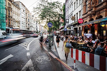 Der Schildbürgersteig: Aachener Straße im Belgischen Viertel