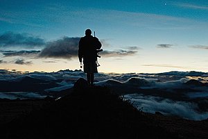 Über den Wolken: jugendlicher Guerillero
