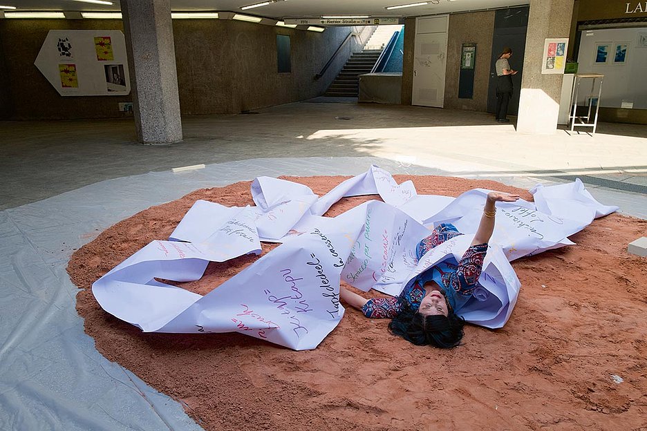 ©Danilo Sierra Rote Erde, Sichtbeton: Nezaket Ekicis Performance als Teil des Operndorf Afrika am Ebertplatz ©Danilo Sierra