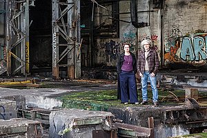 Anja Kolacek und Marc Leßle von Raum 13 auf dem Gelände des »Otto- und Langen-Quartiers« | Fotos: Thomas Schäkel / Stadtrevue