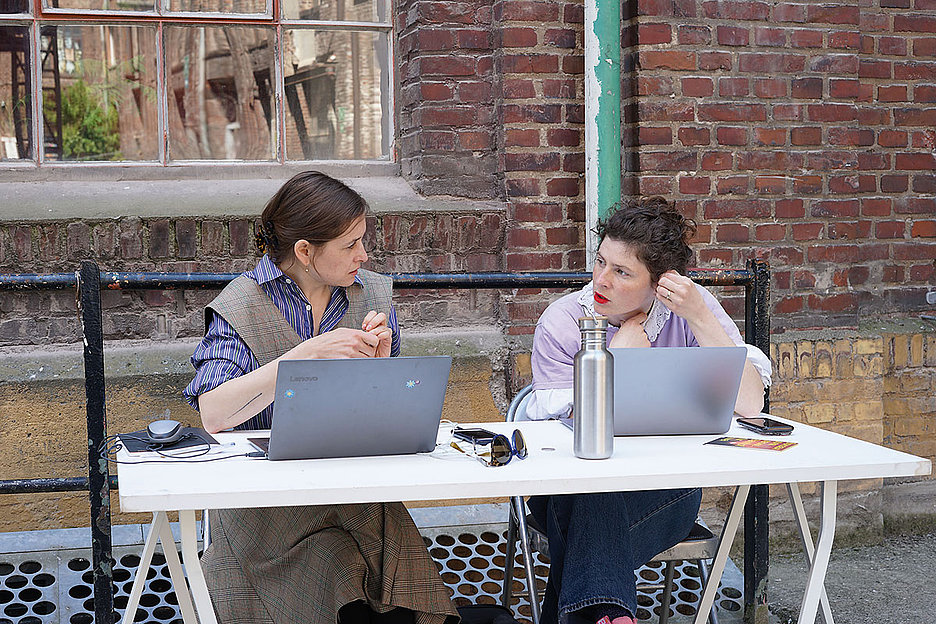 Foto: Jakob Engel Brückenschläge mit Elena Malzew (li) und Lisa Klosterkötter, Foto: Jakob Engel