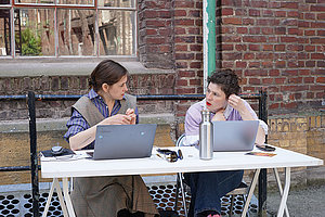 Brückenschläge mit Elena Malzew (li) und Lisa Klosterkötter, Foto: Jakob Engel