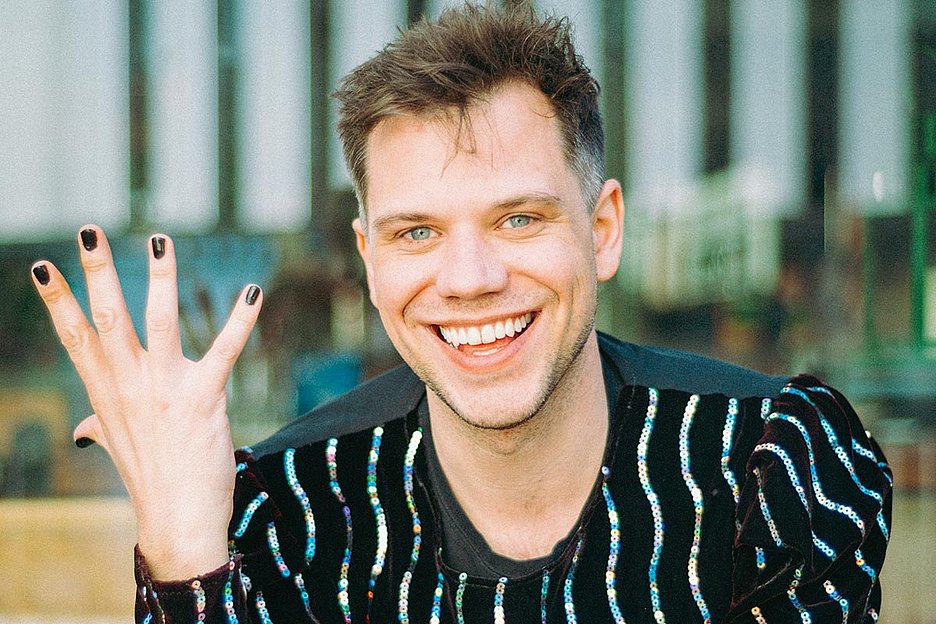 Begleitet auch gerne mal als Dragpersona Effi Biest durch den Abend: Dramaturg Lasse Scheiba, Foto: Jonas Walter
