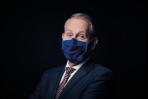 Jetzt auch mit Maske: Louwrens Langevoort ist seit 2005 Intendant der Kölner Philharmonie, Foto: KölnMusik/Matthias Baus