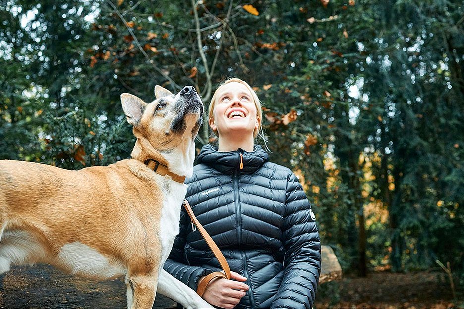 Foto: Thomas Schäkel / Stadtrevue Spazieren und musizieren zusammen: Eva Mona Altmann und ihr Hund Peti