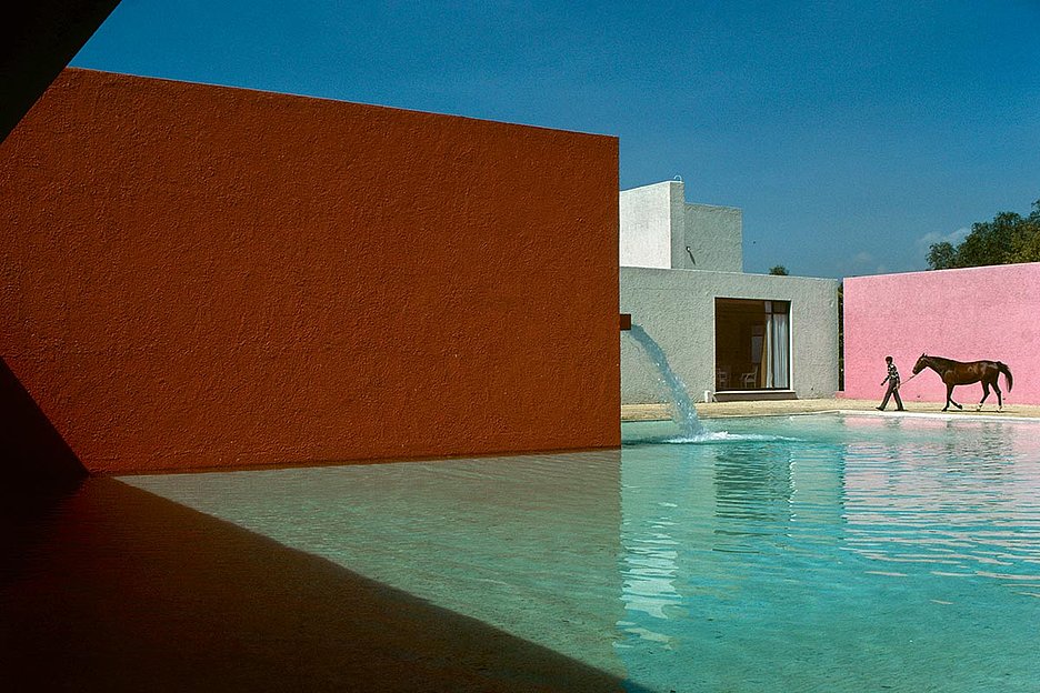 © René Burri / Magnum Photos Mexikanische Impressionen in Monschau René Burri, Mexico, Mexico City, 1976, San Cristobal. Stable horse pool and house (1966–69) planned by Luis Barragan and Andres Casillas © René Burri / Magnum Photos