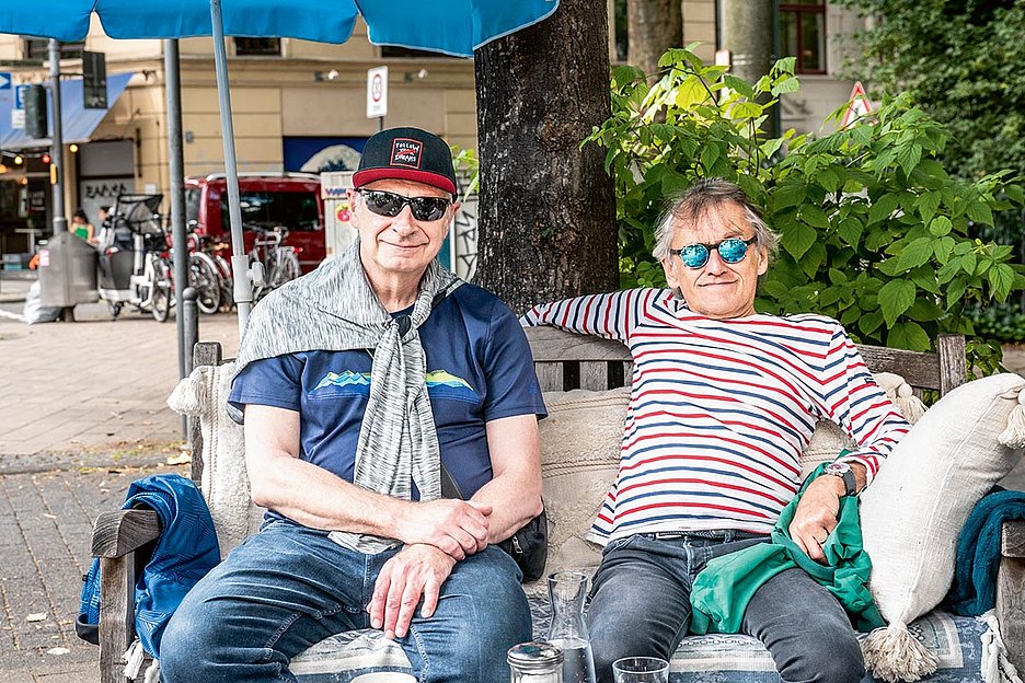 Foto: Dörthe Boxberg / Stadtrevue Nicht erst seit heute tiefenentspannt: Klaus Mages (links) und Jürgen Zöller